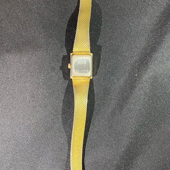 Estate Seiko Women’s Timepiece in 14K Gold with Genuine Diamond Accents - Picture 8 of 11